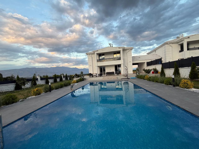 REMAX DEM'DEN GÖLPINAR'DA SATILIK HAVUZLU VİLLA