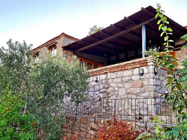 ASSOS KAYALAR KÖYÜ 2.200M² İMARLI ARSADA PANORAMİK DENİZ MANZARALI ÖZEL TASARIM TAŞ EV