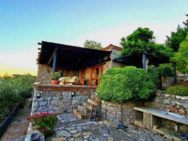 ASSOS KAYALAR KÖYÜ 2.200M² İMARLI ARSADA PANORAMİK DENİZ MANZARALI ÖZEL TASARIM TAŞ EV