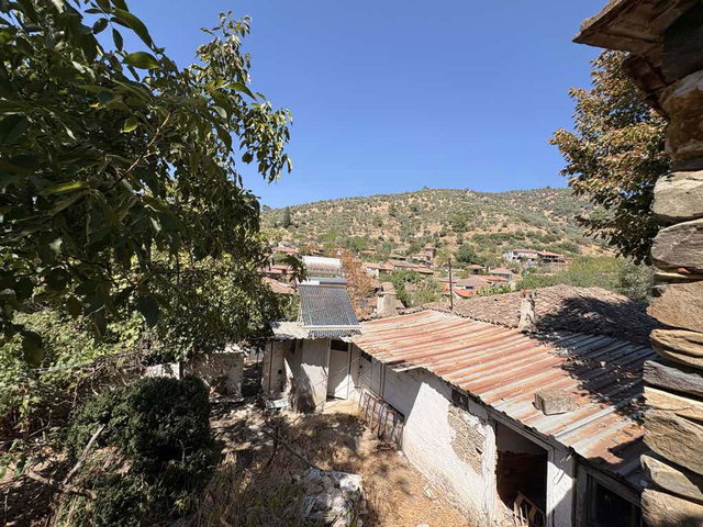 BAYINDIR ERGENLİ KÖY İÇİNDE 532,65 M² ARSA İÇERİSİNDE KÖY EVİ