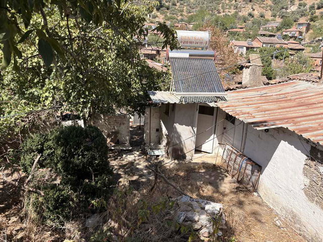BAYINDIR ERGENLİ KÖY İÇİNDE 532,65 M² ARSA İÇERİSİNDE KÖY EVİ