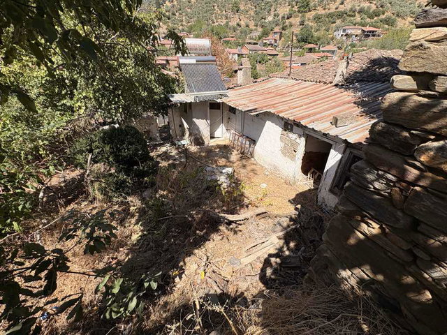 BAYINDIR ERGENLİ KÖY İÇİNDE 532,65 M² ARSA İÇERİSİNDE KÖY EVİ