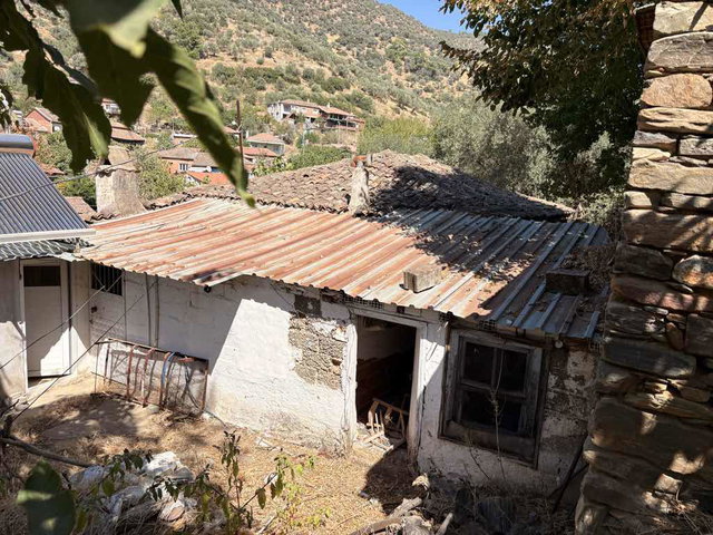 BAYINDIR ERGENLİ KÖY İÇİNDE 532,65 M² ARSA İÇERİSİNDE KÖY EVİ