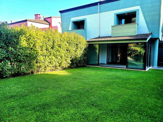 ÇEKMEKÖY GÖL KONAKLARI SATILIK BOŞ 4+1 VİLLA DIŞI YENİLENMİŞ BAHÇELİ