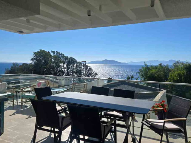 BODRUM AKYARLARDA VİVALDİ SİTESİNDEN ÖZEL PLAJLI 4+1 270M2 VILLA