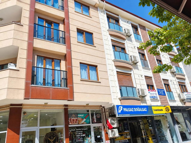 DARICA MEŞHUR ÇINARALTI MERKEZDE,2.KAT,OFIS,BÜRO,IŞ YERI KULLANIMI IÇIN TABELA DEĞERI YÜKSEK DAIRE