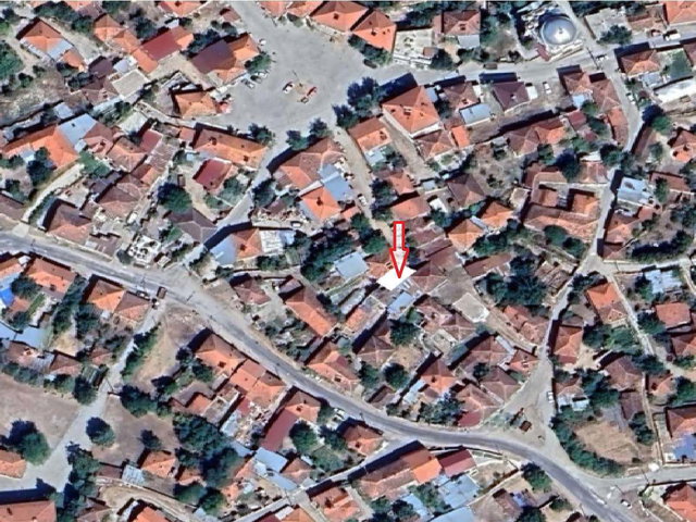 ÇİVRİL KARABEDİRLER'DE SATILIK 85 M² AVLULU KERPİÇ EV