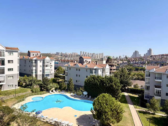 BAHÇEŞEHİR VEFALI BİZİMKENT SİTESİNDE HAVUZ CEPHELİ ÖNÜ AÇIK KİRALIK 3+1