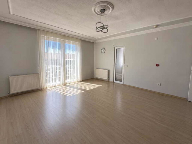 İSTİKLAL CADDESİ ÜZERİNDE OTOPARKLI KİRALIK 3+1 DAİRE