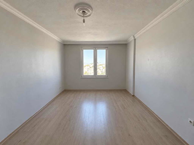 İSTİKLAL CADDESİ ÜZERİNDE OTOPARKLI KİRALIK 3+1 DAİRE