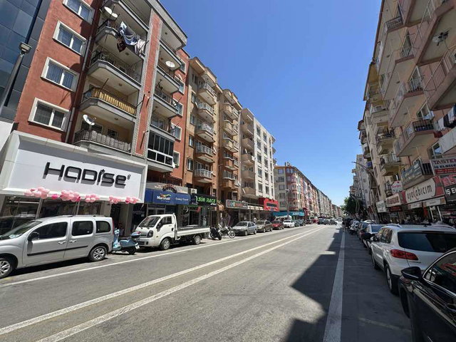 AMBARYOLUNDA MERKEZİ KONUMDA MASRAFSIZ GENİŞ 3+1 SATILIK DAİRE