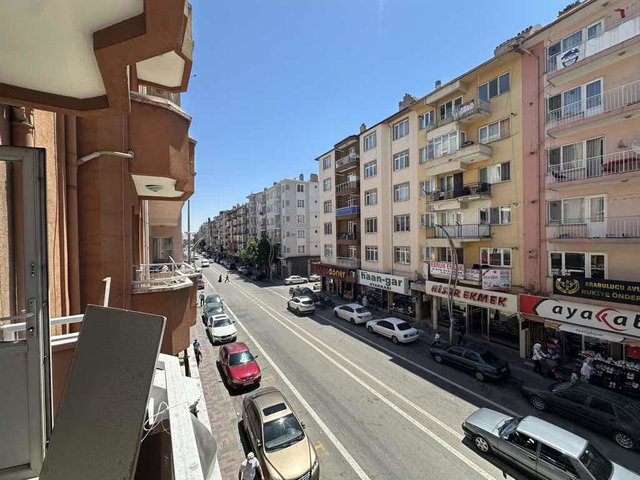 AMBARYOLUNDA MERKEZİ KONUMDA MASRAFSIZ GENİŞ 3+1 SATILIK DAİRE
