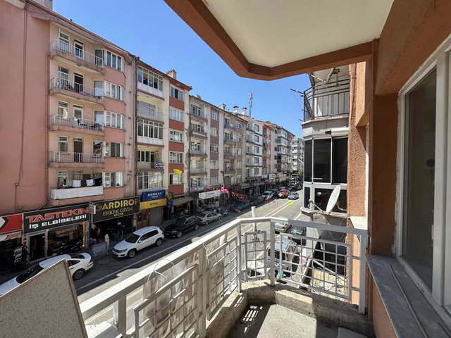AMBARYOLUNDA MERKEZİ KONUMDA MASRAFSIZ GENİŞ 3+1 SATILIK DAİRE