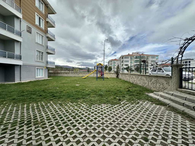 SELÇUKLU MAH. SİTE İÇERİSİNDE ARAKAT 3+1 SATILIK DAİRE
