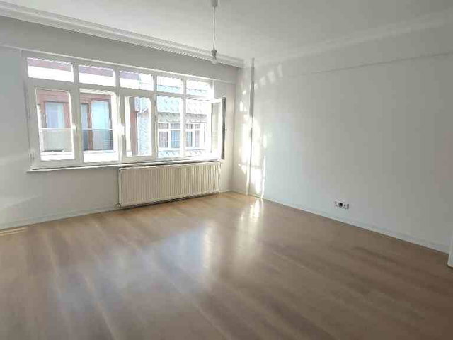 ÜSKÜDAR SALACAK'TA GENİŞ 1+1 ARA KAT DAİRENİZ SİZİ BEKLİYOR