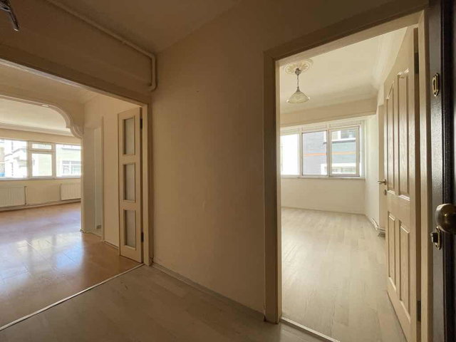 REMAX NEVİN’ DEN KILIÇDEDE’ DE ADLİYE’ YE YAKIN SATILIK 2+1 DAİRE