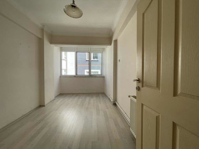 REMAX NEVİN’ DEN KILIÇDEDE’ DE ADLİYE’ YE YAKIN SATILIK 2+1 DAİRE