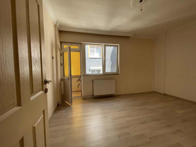 REMAX NEVİN’ DEN KILIÇDEDE’ DE ADLİYE’ YE YAKIN SATILIK 2+1 DAİRE