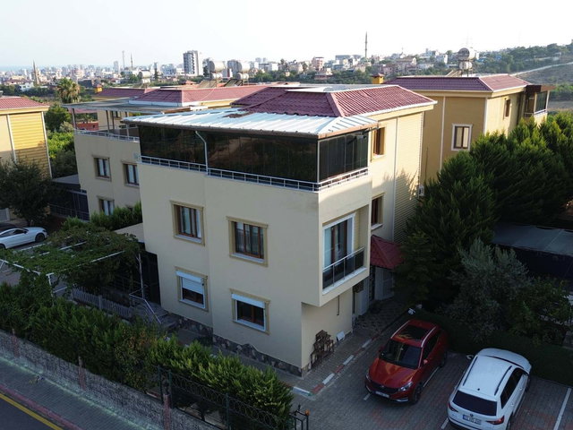 REMAX RİNA'DAN DENİZ VE ŞEHİR MANZARALI ÖZEL HAVUZLU VİLLA