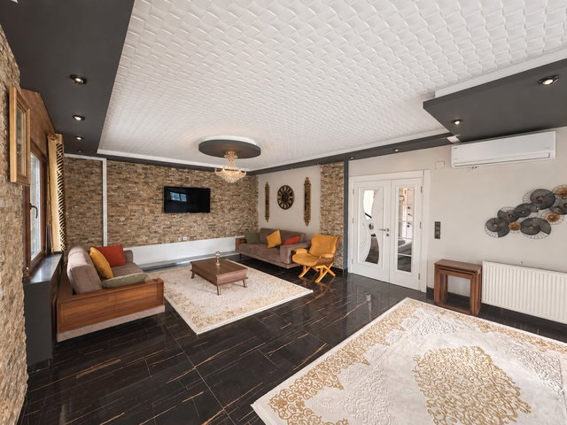 REMAX RİNA'DAN DENİZ VE ŞEHİR MANZARALI ÖZEL HAVUZLU VİLLA