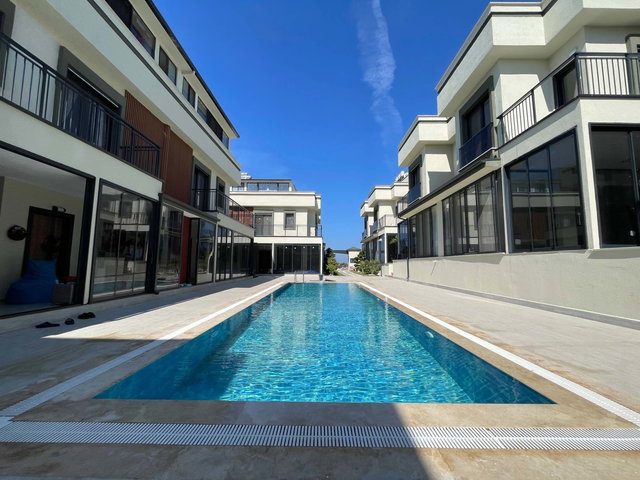 HAVUZLU SITE İÇERISINDE SIFIR 3+1 TRIPLEKS VILLA