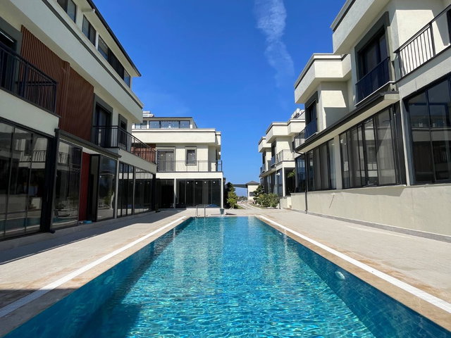 HAVUZLU SITE İÇERISINDE SIFIR 3+1 TRIPLEKS VILLA