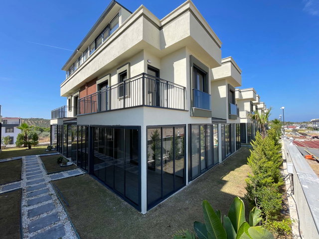 HAVUZLU SITE İÇERISINDE SIFIR 3+1 TRIPLEKS VILLA