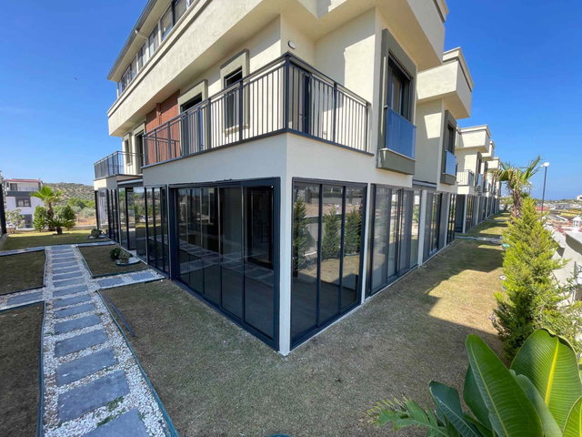 HAVUZLU SITE İÇERISINDE SIFIR 3+1 TRIPLEKS VILLA