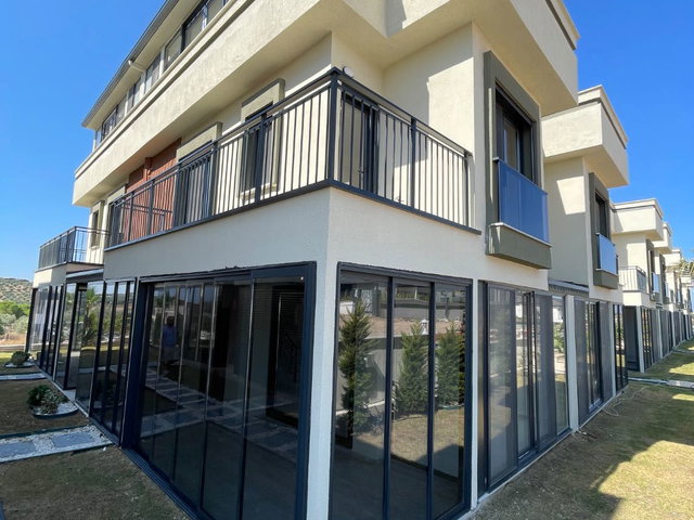 HAVUZLU SITE İÇERISINDE SIFIR 3+1 TRIPLEKS VILLA
