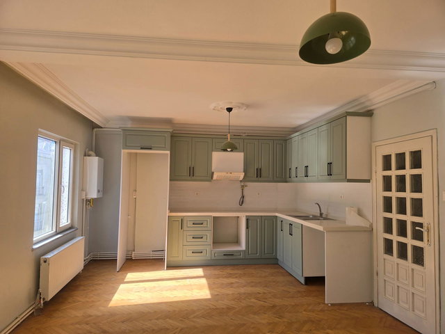 BİGA ÇARŞI MERKEZİNDE, İSTİKLAL CADDESİ ÜZERİNDE ARA KAT SATILIK 2+1 DAİRE