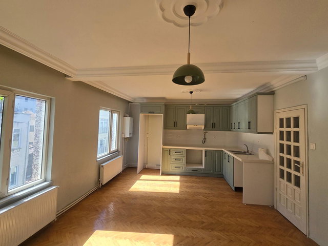 BİGA ÇARŞI MERKEZİNDE, İSTİKLAL CADDESİ ÜZERİNDE ARA KAT SATILIK 2+1 DAİRE