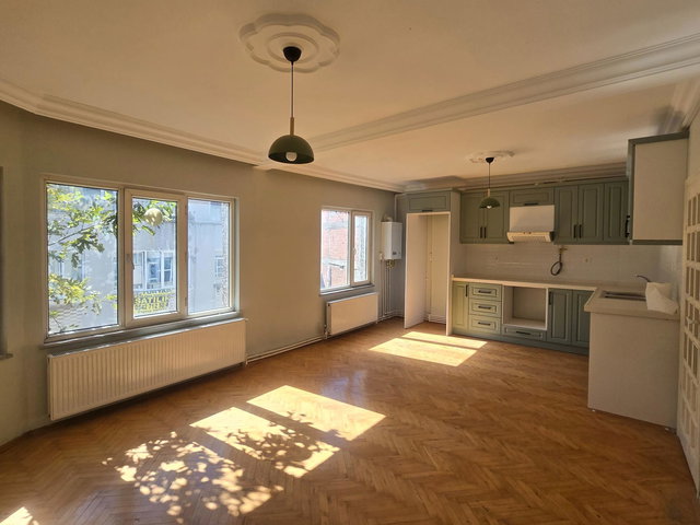 BİGA ÇARŞI MERKEZİNDE, İSTİKLAL CADDESİ ÜZERİNDE ARA KAT SATILIK 2+1 DAİRE