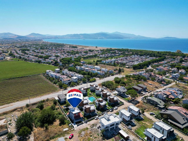 POLYAK SİTESİ’NDE DENİZE 2 DAKİKA MESAFEDE MÜSTAKİL 3+1 VİLLA