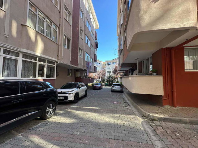 ÇEKMEKÖY ÇAMLIK MAHALLESINDE SITE İÇERISINDE 2+1 SATILIK