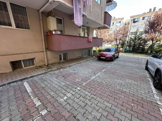 ÇEKMEKÖY ÇAMLIK MAHALLESINDE SITE İÇERISINDE 2+1 SATILIK