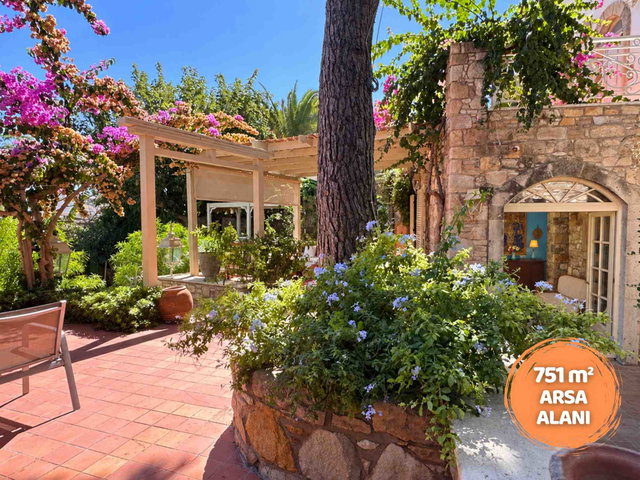 ÇEŞME MERKEZDE DENİZE 250M DÖRT MEVSİM RÜYA GİBİ BİR YAŞAM