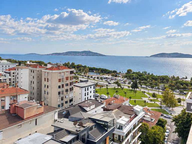 YALI MAHALLESİ’NDE DENİZ VE ADALAR MANZARALI, KEYİFLİ TERASLI KİRALIK DAİRE.