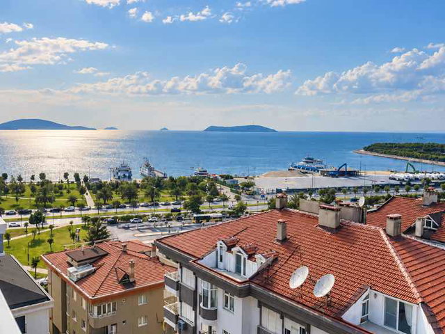 YALI MAHALLESİ’NDE DENİZ VE ADALAR MANZARALI, KEYİFLİ TERASLI KİRALIK DAİRE.