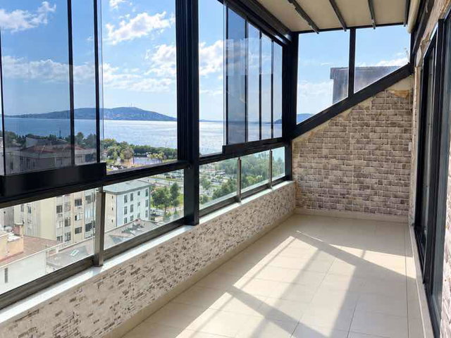 YALI MAHALLESİ’NDE DENİZ VE ADALAR MANZARALI, KEYİFLİ TERASLI KİRALIK DAİRE.