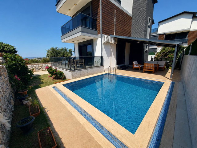 DİDİM AKBÜK MERKEZDE 368 M² ARSA İÇİNDE MÜSTAKİL HAVUZLU VİLLA