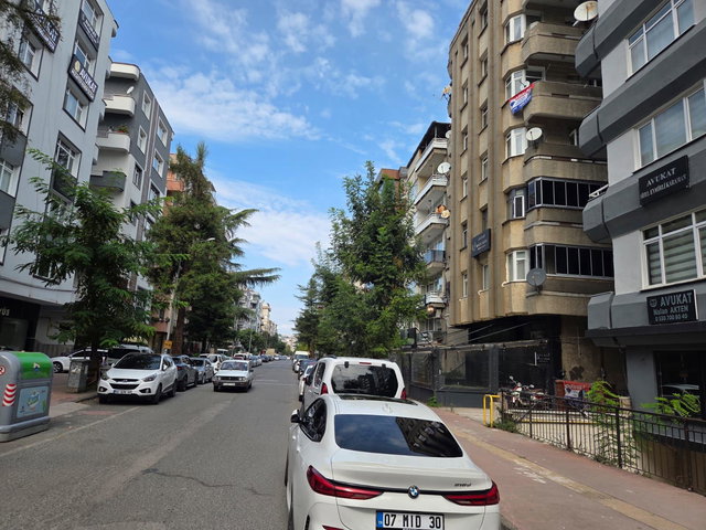 REMAX SERKAN DAN SAADET CADDESİNE CEPHE KİRALIK 3+1 DAİRE