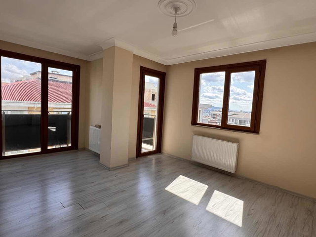 ÇEKMEKÖY TAŞDELEN SULTANÇİFTLİĞİ MAH. 2+1 BALKONLU SATILIK DAİRE
