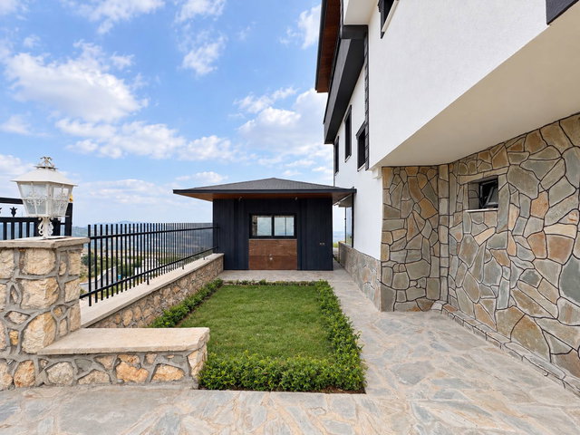 REMAX RİNA'DAN SARNIÇTA KIŞ BAHÇELİ 5+2 TRİPLEKS VİLLA