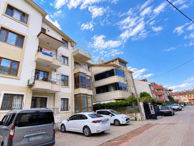 IZMIT YENIŞEHIR EVLERI'NDE EBEVEYN BANYOLU KIRALIK 3+1 DAIRE