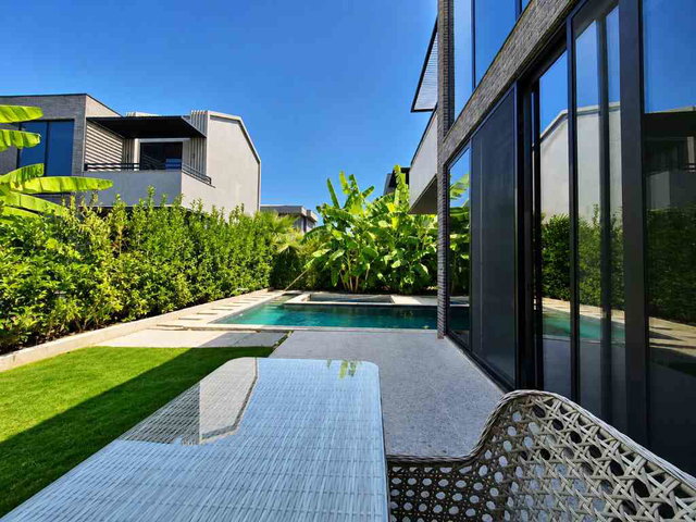 KUŞADASI VILLA LA PALM'DE HAVUZLU, BAHÇELI 4+1 VILLA