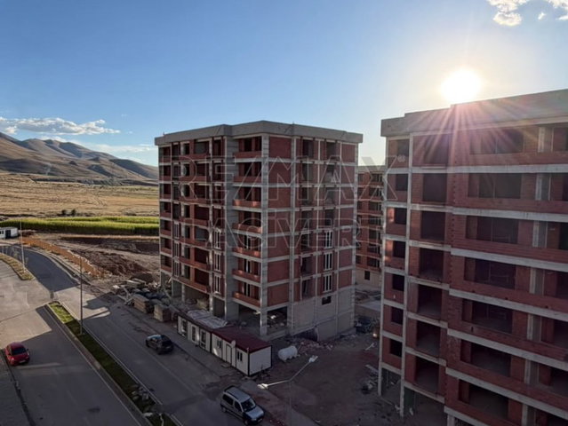 RE/MAX LACİVERT'TEN OSMANBEY KONUTLARI'NDA SATILIK 3+1 LÜKS DAİRE