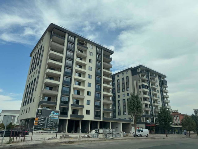 YAKINCA'DA HAVUZLU VE SAUNALI 120 METREKARE SIFIR ARA KAT DAİRE