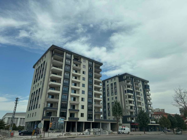 YAKINCA'DA HAVUZLU VE SAUNALI 120 METREKARE SIFIR ARA KAT DAİRE