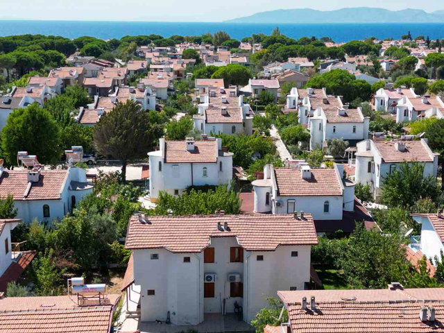 DİKİLİ SALİHLER MAHALLESİ ORMANCLLAR SİTESİ’NDE FULL EŞYALI İKİZ VİLLA