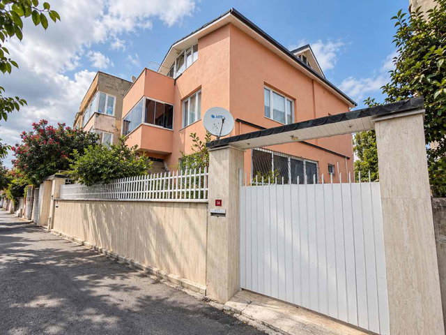 SARIYER YENİKÖY'DE 580 M² ARSA İÇERİSİNDE BOĞAZ  MANZARALI MÜSTAKİL EV